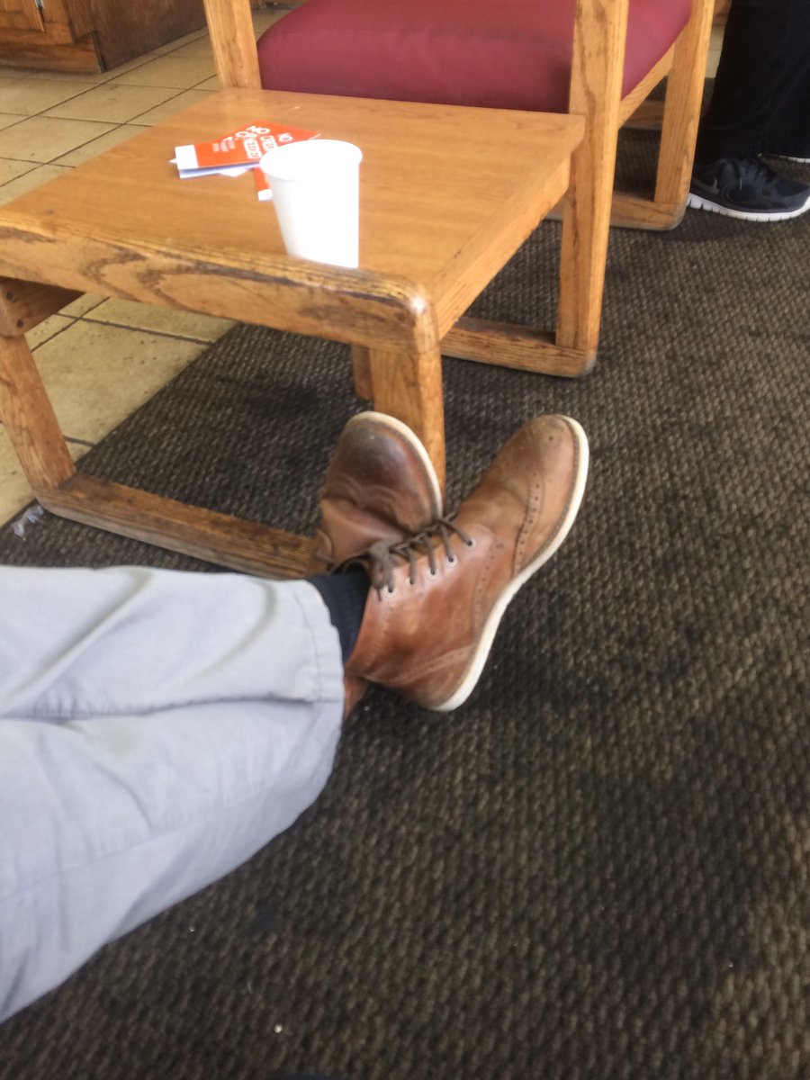 RandyTrevster's tweet photo. They say you should never judge a man until you walk a mile in his shoes but what kind of man would wear these shoes???
??!!??? https://t.co/LDH5Gbu7RB