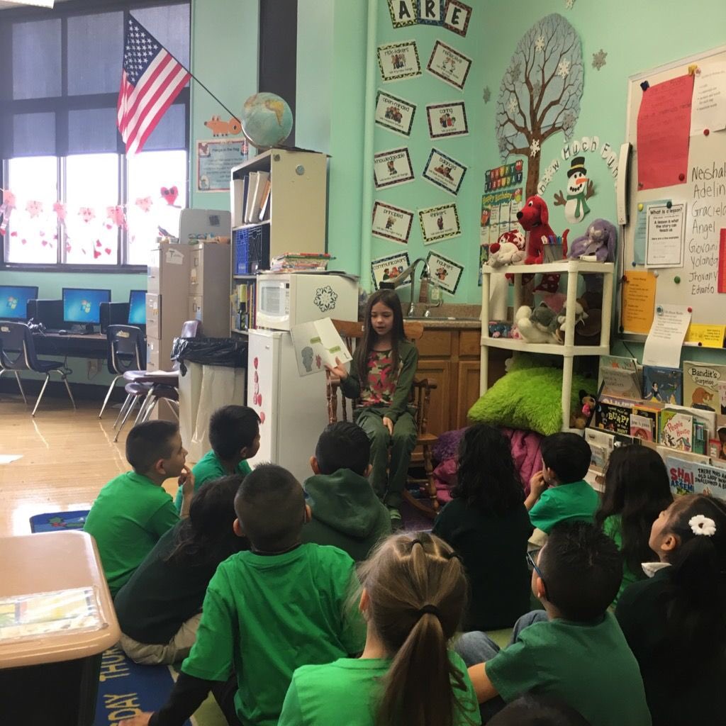 bhart610's tweet image. #SASreadingWeek invites guest readers!  This teacher&apos;s mother and daughter (gave up her recess) to come read to these scholars.  #saspride
