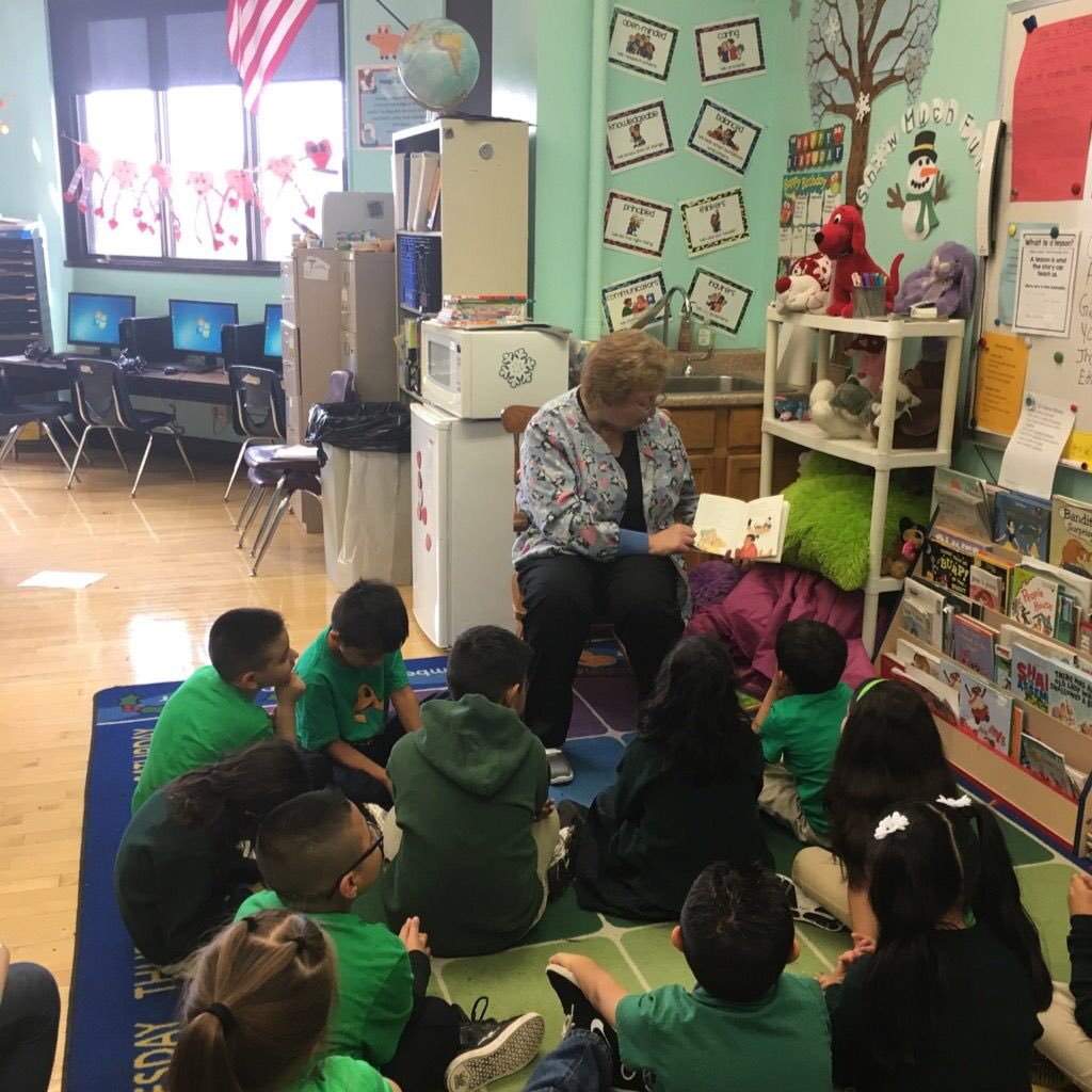 bhart610's tweet image. #SASreadingWeek invites guest readers!  This teacher&apos;s mother and daughter (gave up her recess) to come read to these scholars.  #saspride