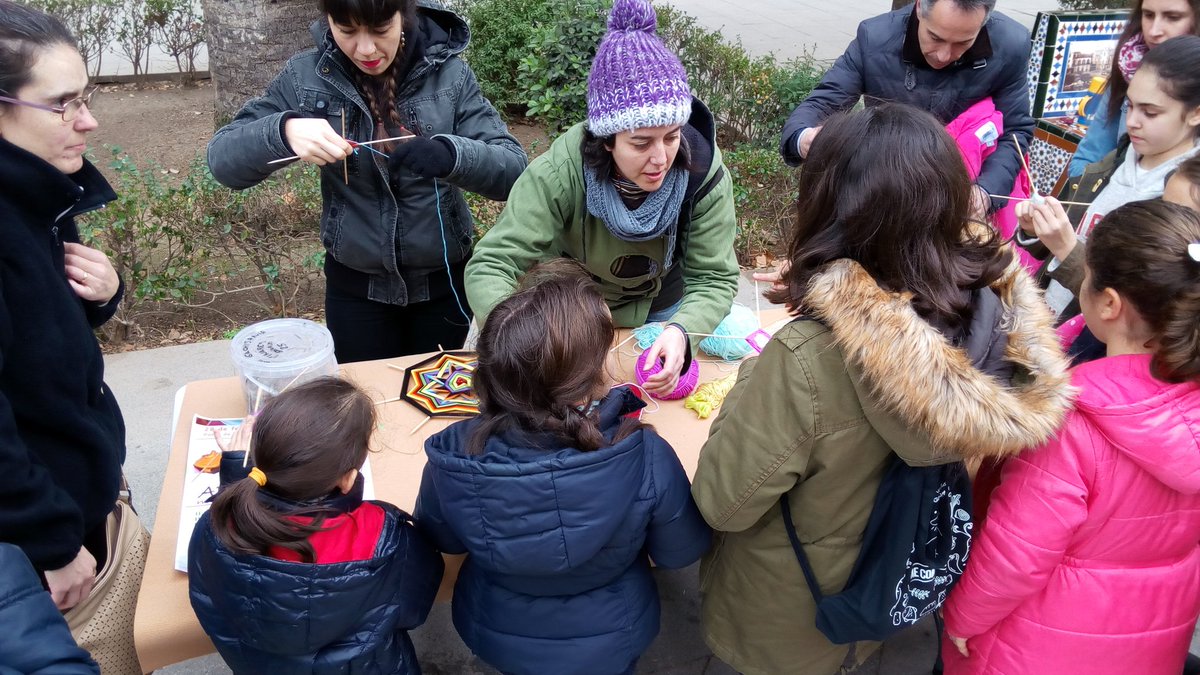 gachisania's tweet photo. Taller de mandalas en nuestra muestra de artesanía del Día de Andalucía en el paseo https://t.co/XlcThEzF7J