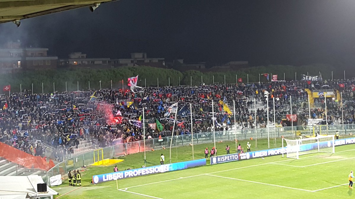 PisaSC's tweet photo. La Curva Nord con i suoi cori e i suoi colori https://t.co/ixPQVv6VMS