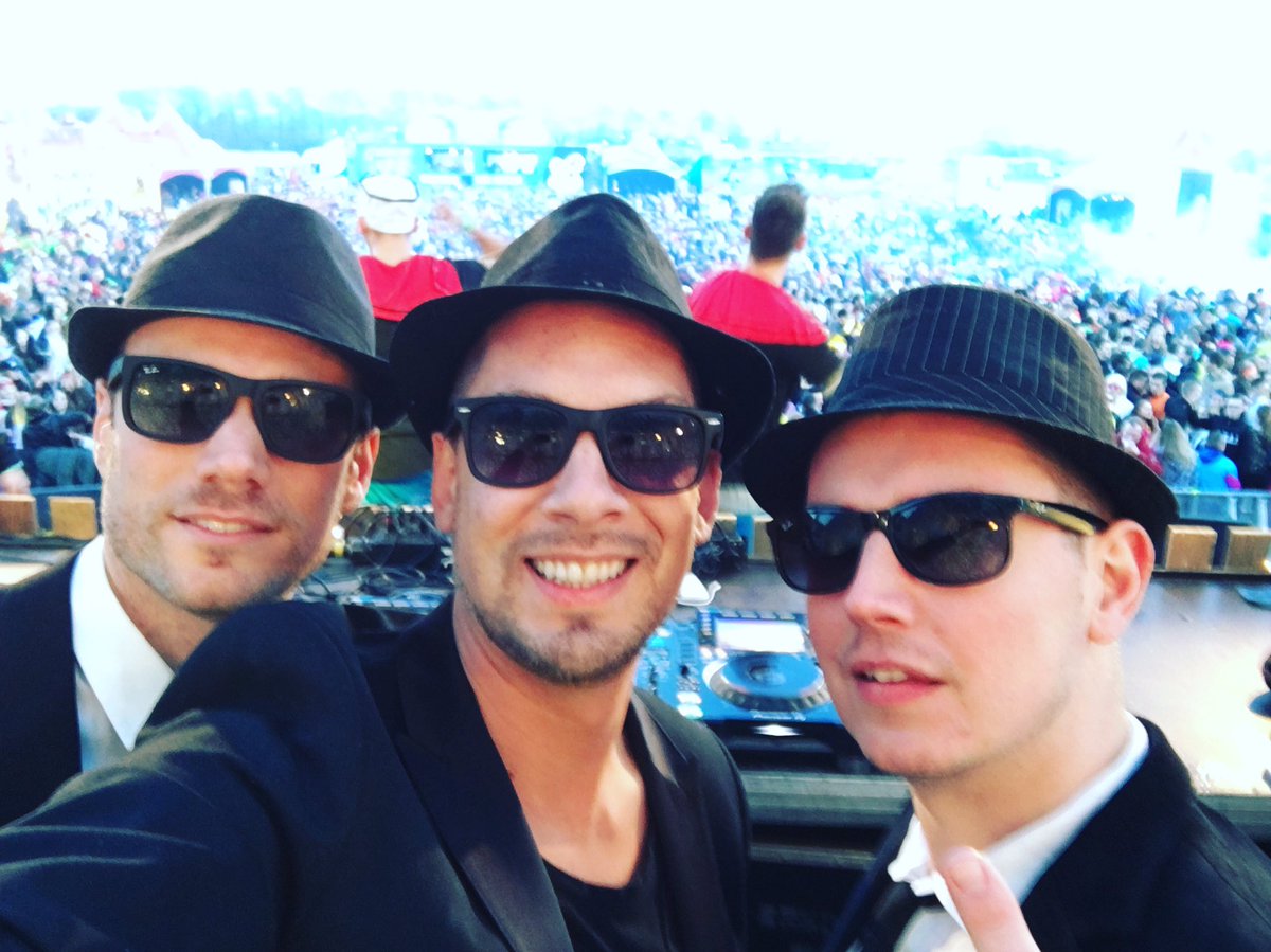 Noisecontroller's tweet photo. Hardstyle brothers 💪🏻 https://t.co/0yN3WRulal