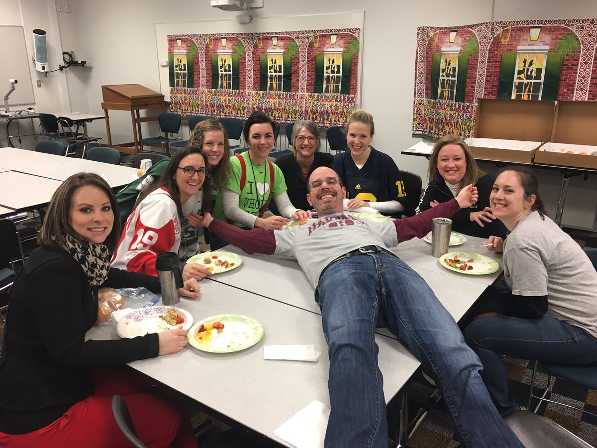 WlnSpanish's tweet photo. Pazcki Day at WLN🎉❤😊 https://t.co/CLT6lfI2Gh