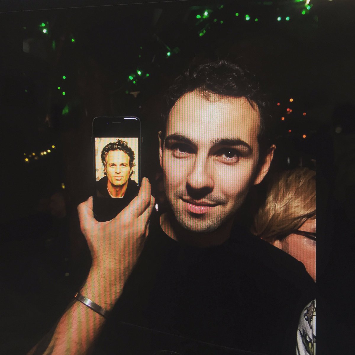 greenjoeluk's tweet photo. I don't see it myself?! 🤔 @MarkRuffalo #eventsnaps #eventography  @TheGloryLondon https://t.co/I4Ae4PrnfX