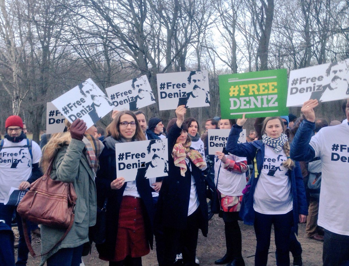 Gerade vor der türkischen Botschaft in Berlin - #FreeDeniz - weil freie Presse des Rückgrat einer starken Zivilgesellschaft ist!