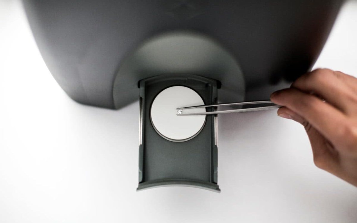 TeleBusiness's tweet image. De Beers steps up the hunt for fake diamonds with detector box telegraph.co.uk/business/2017/…