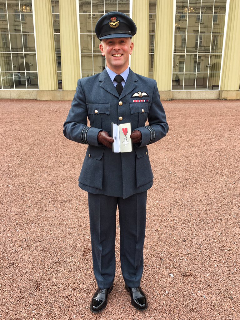 MikeLingPilot's tweet image. It was difficult not to have a huge grin on my face. What a proud day &amp;amp; an INCREDIBLE experience! Thank you to everyone at Buckingham Palace