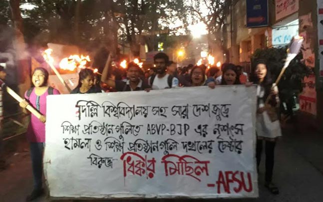 IndiaToday's tweet photo. Jadavpur University students march in solidarity with Gurmehar Kaur
https://t.co/JJtIid6uF2 https://t.co/qqcNGyu44p