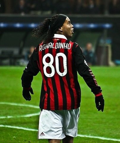 MotivacionesF's tweet photo. "Cuando tienes un balón en tus pies, eres libre. Eres feliz. Te sientes como si estuvieras escuchando música" - Ronaldinho. https://t.co/CHCI1VCgbt