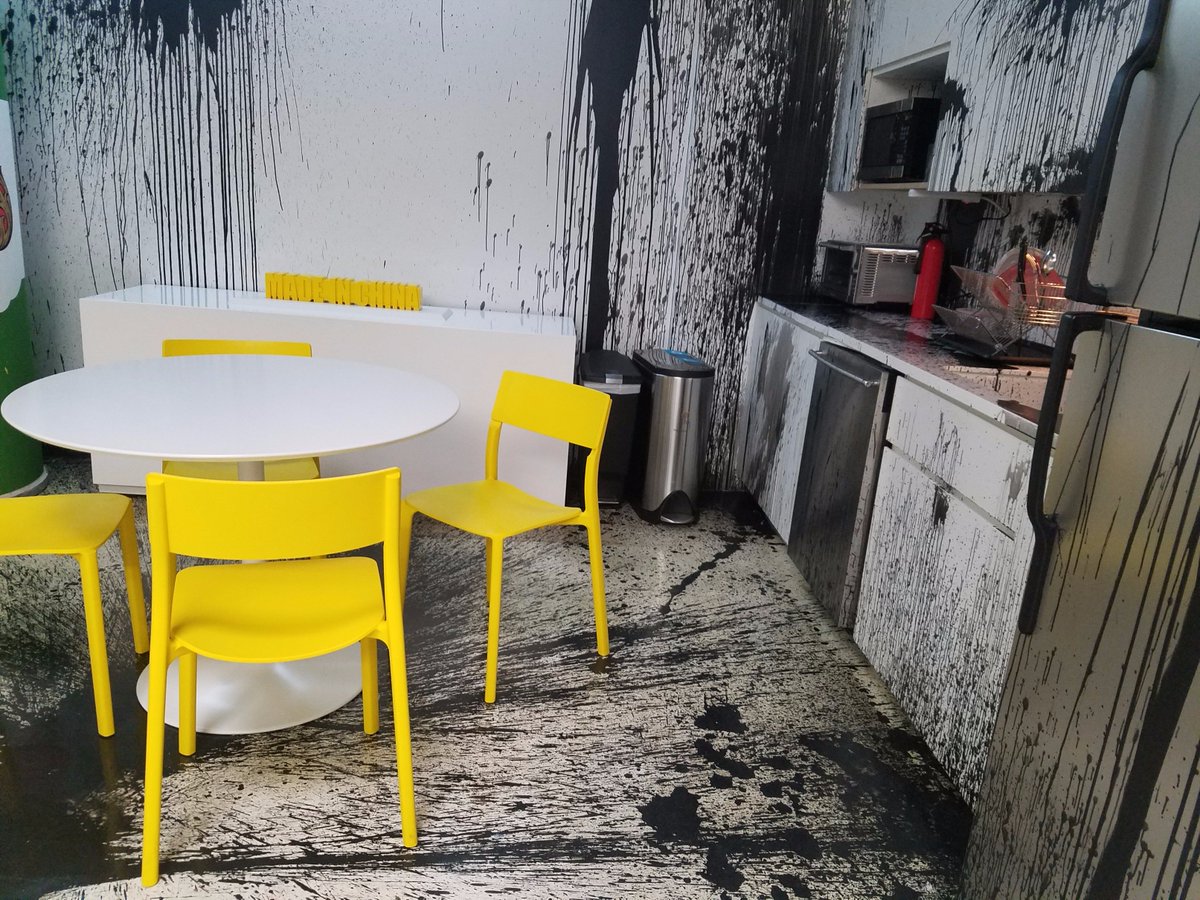 exploridea's tweet image. I see a nice clean table with chairs. What about you?