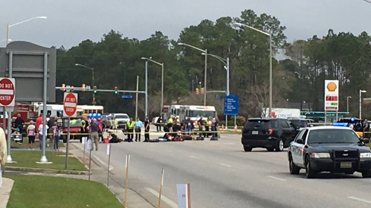 #BREAKING Several teens injured after vehicle drives into Alabama Mardi Gras parade bit.ly/2lT5zkp https://t.co/nZkS11dls4