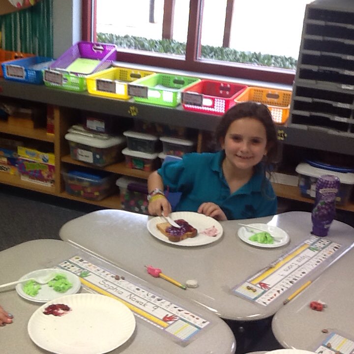 MsIsrael1's tweet image. Enjoying green eggs and jam in celebration of Dr. Seuss! #davis1