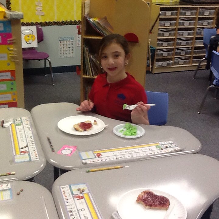 MsIsrael1's tweet image. Enjoying green eggs and jam in celebration of Dr. Seuss! #davis1