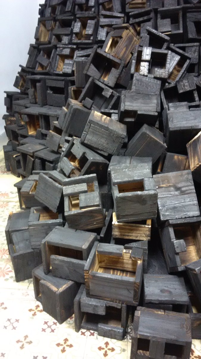 Atelier Besuch bei großartigem Künstler Roberto Diago, der Kuba auf der Biennale vertreten wird. Sneak Preview auf seine Installation.
