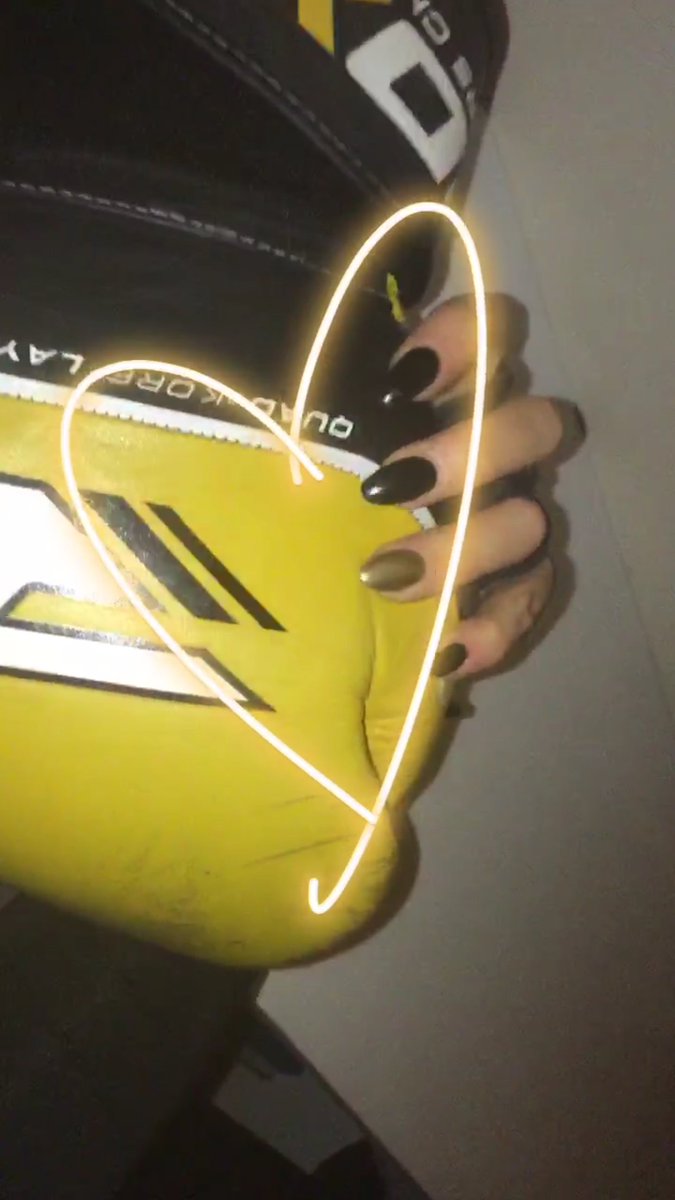 Time to train 💪🏽👊🏽 #leaveitinthegym #youfightlikeagirl #mma #boxing #femalefighter #femaleboxing #kittkatklaws