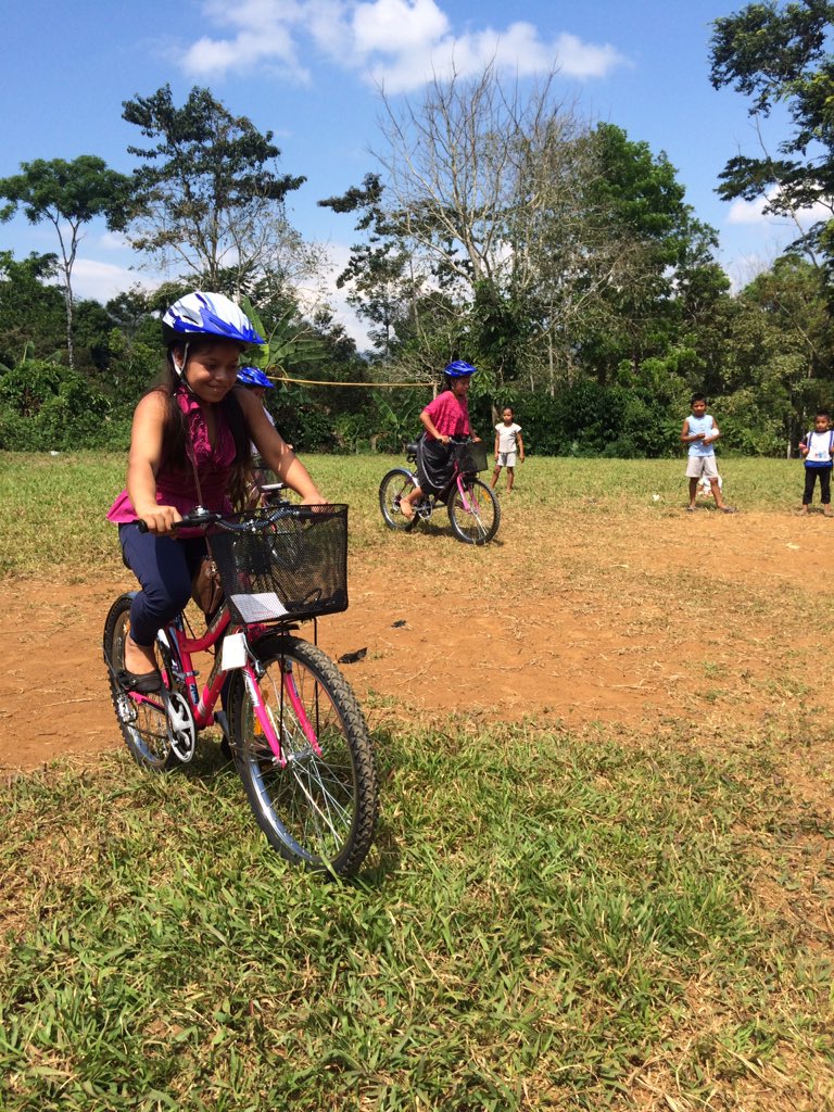 UNFPAGuatemala's tweet photo. Una 🚲 abre oportunidades para la vida y el desarrollo de #Niñas #Adolescentes #Educación #10Inversiones #InvertirEnNiñas #Chisec https://t.co/iTPyTinU9M