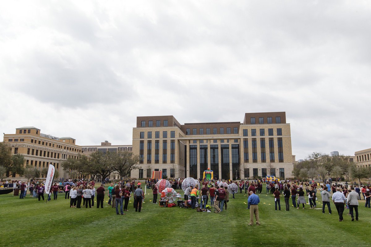 maysbusiness's tweet image. At #SAW2017 today, staff members will eat lunch together at President Young's Backyard Picnic. ow.ly/gIzy309gxLD #TAMU