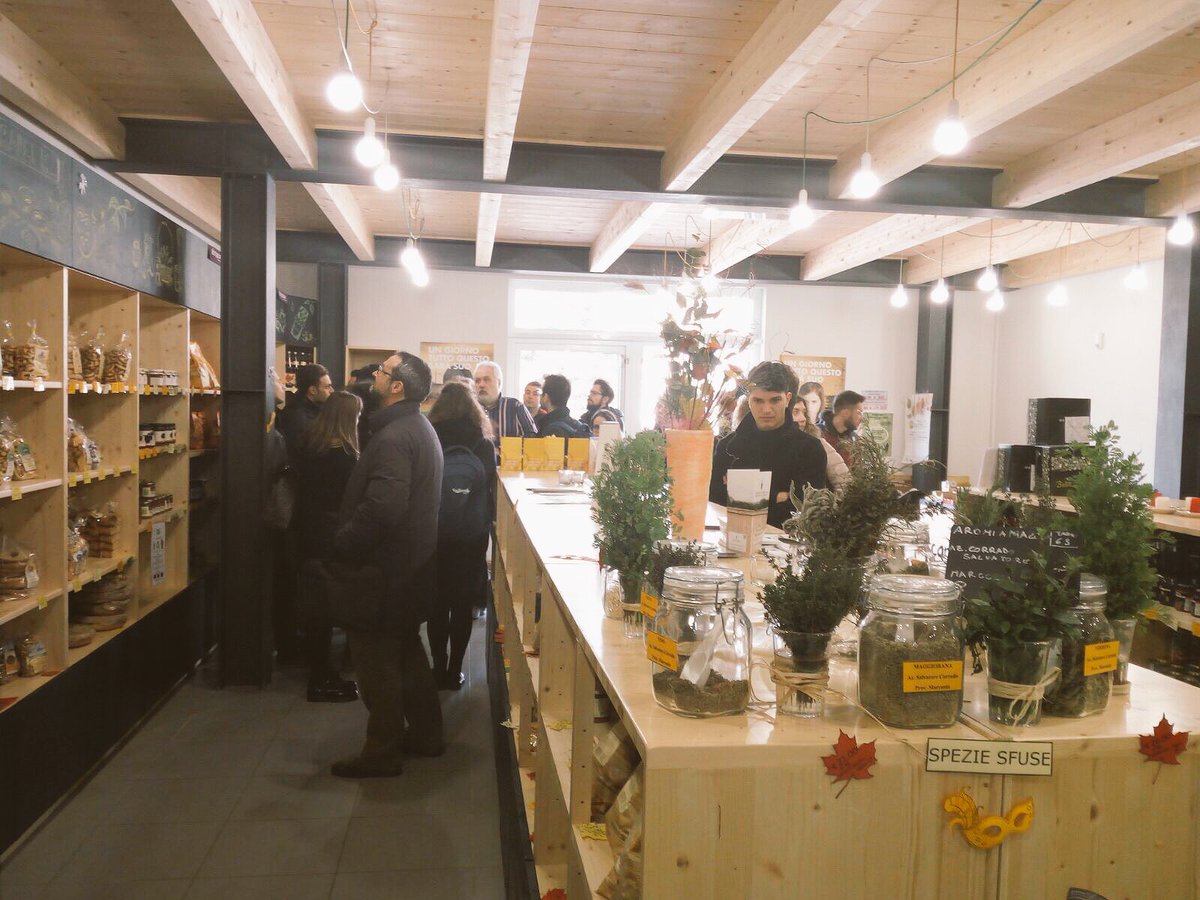 ScamBioLoGiCo's tweet image. Con gli studenti della @UniLUISS per parlare di #etica #responsabilità #sostenibilità