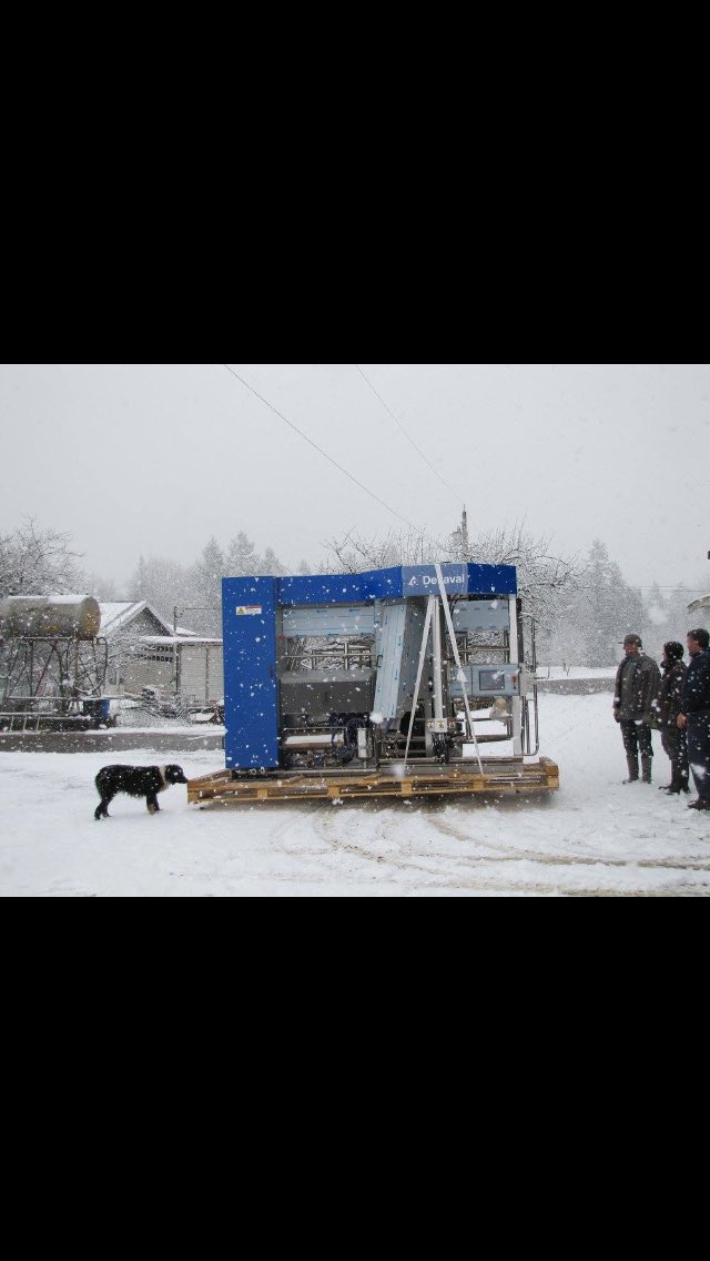isldairyJamey's tweet image. #WeLiveMilk These are the moments we live for! Moving VMS#2 into place at @silvermaplehol @DeLavalCanada @isldairy