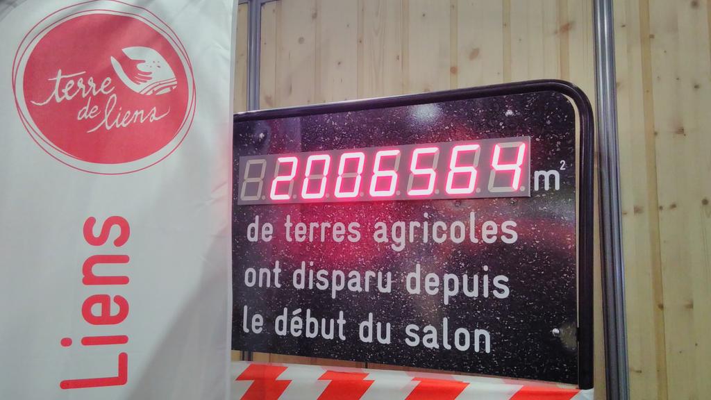 200 hectares de terres agricoles disparues depuis le début du salon de l'agriculture. soutenir.terredeliens.org #People4Soil #SIA2017