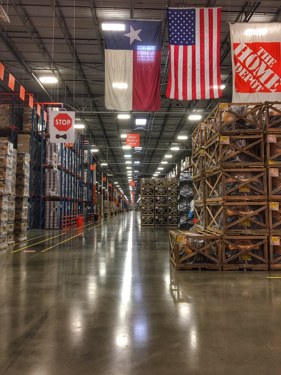 ConstantinoJoey's tweet image. #Gunslingers in Dallas checking out all the product we are going to sell! 

#swbest