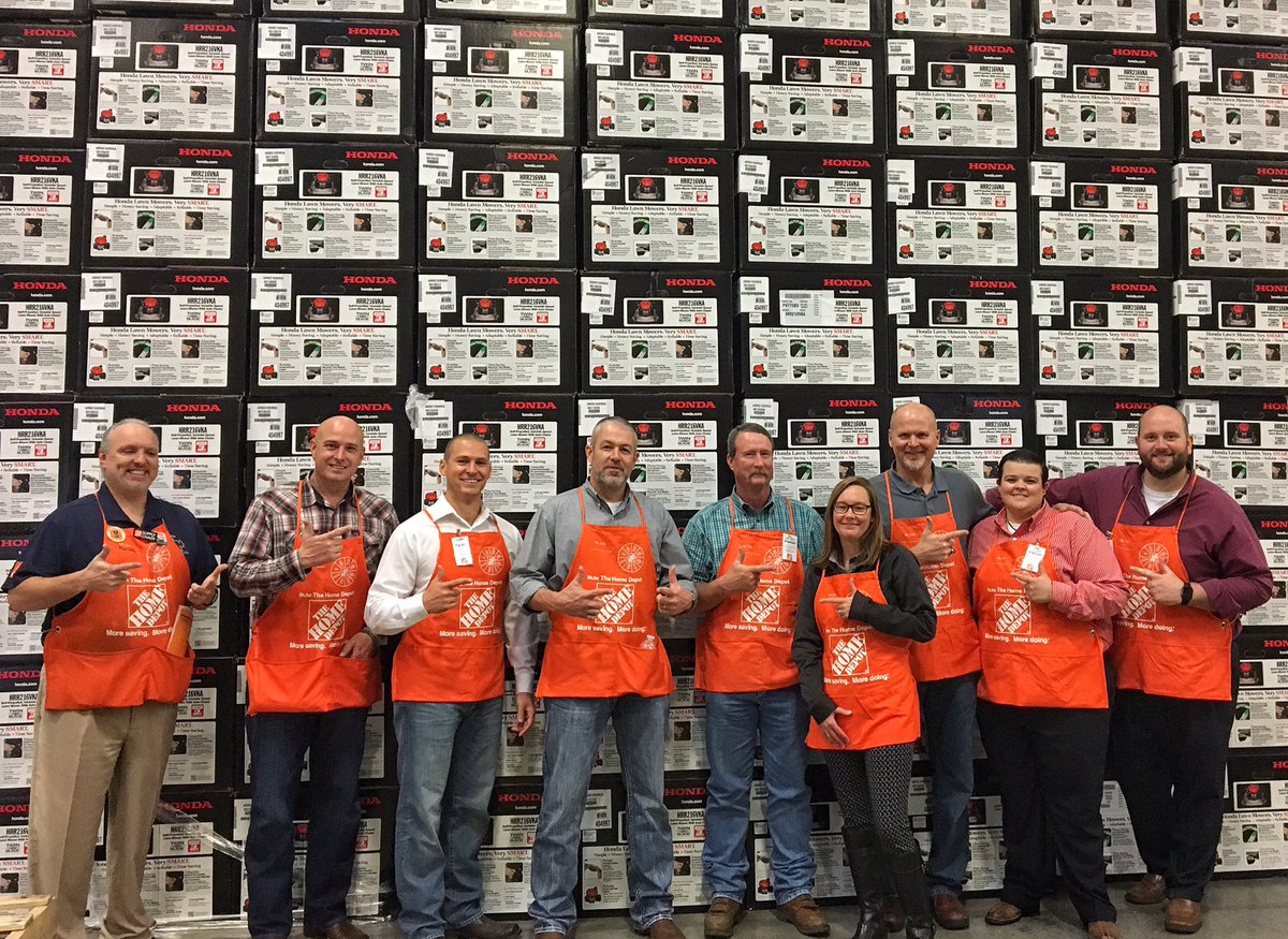 ConstantinoJoey's tweet image. #Gunslingers in Dallas checking out all the product we are going to sell! 

#swbest