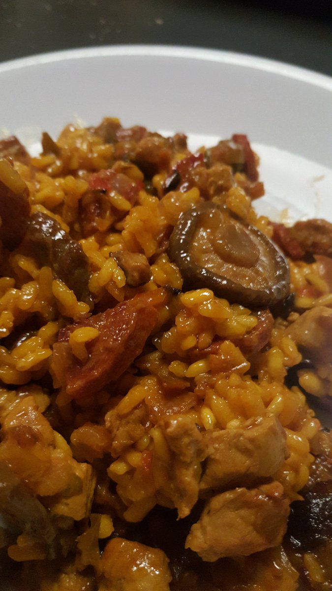AitorEsnal's tweet photo. @jamieoliver arroz rico de @SugaiLarrazabal y @rafagaona7 con setas, choricito y cebolla! Save jamie!!!!! #FreeFood https://t.co/A5VJIGXW0I