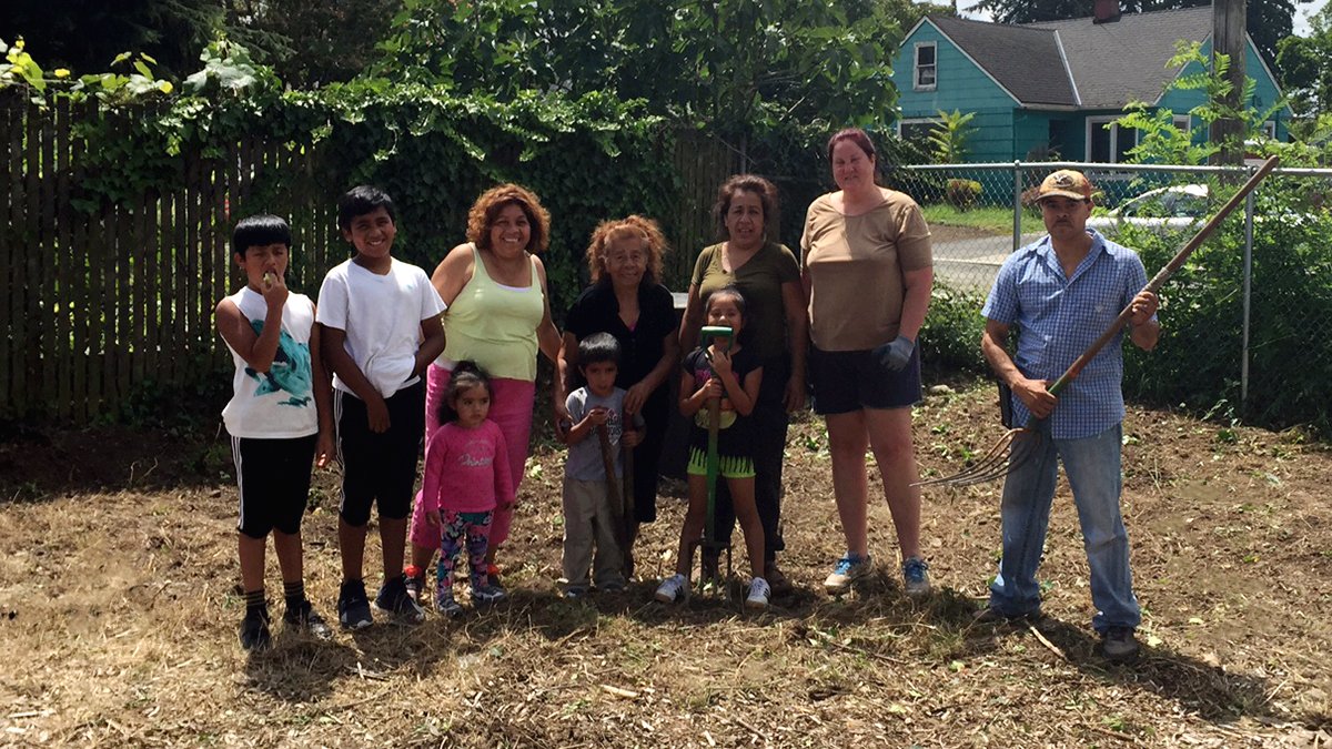 Los jardineros comunitarios multiculturales crean espacio de crecer comida para el programa “Produce for People”! bit.ly/2mBrlJf
