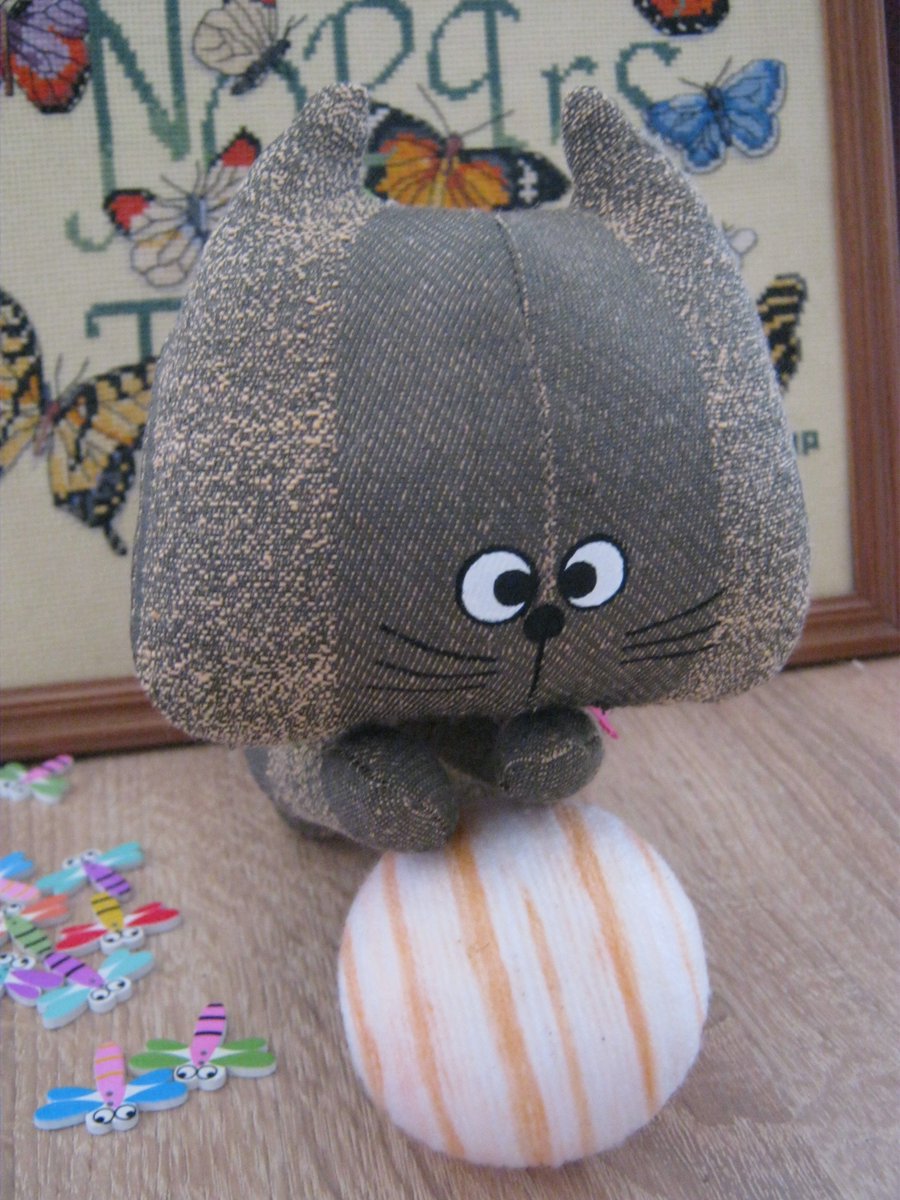 visluchok's tweet photo. Завтра ж 1 березня!! Тепер будемо грiтися i бавитися щодня :)) #handmade #cat https://t.co/ifJZK2ztS8