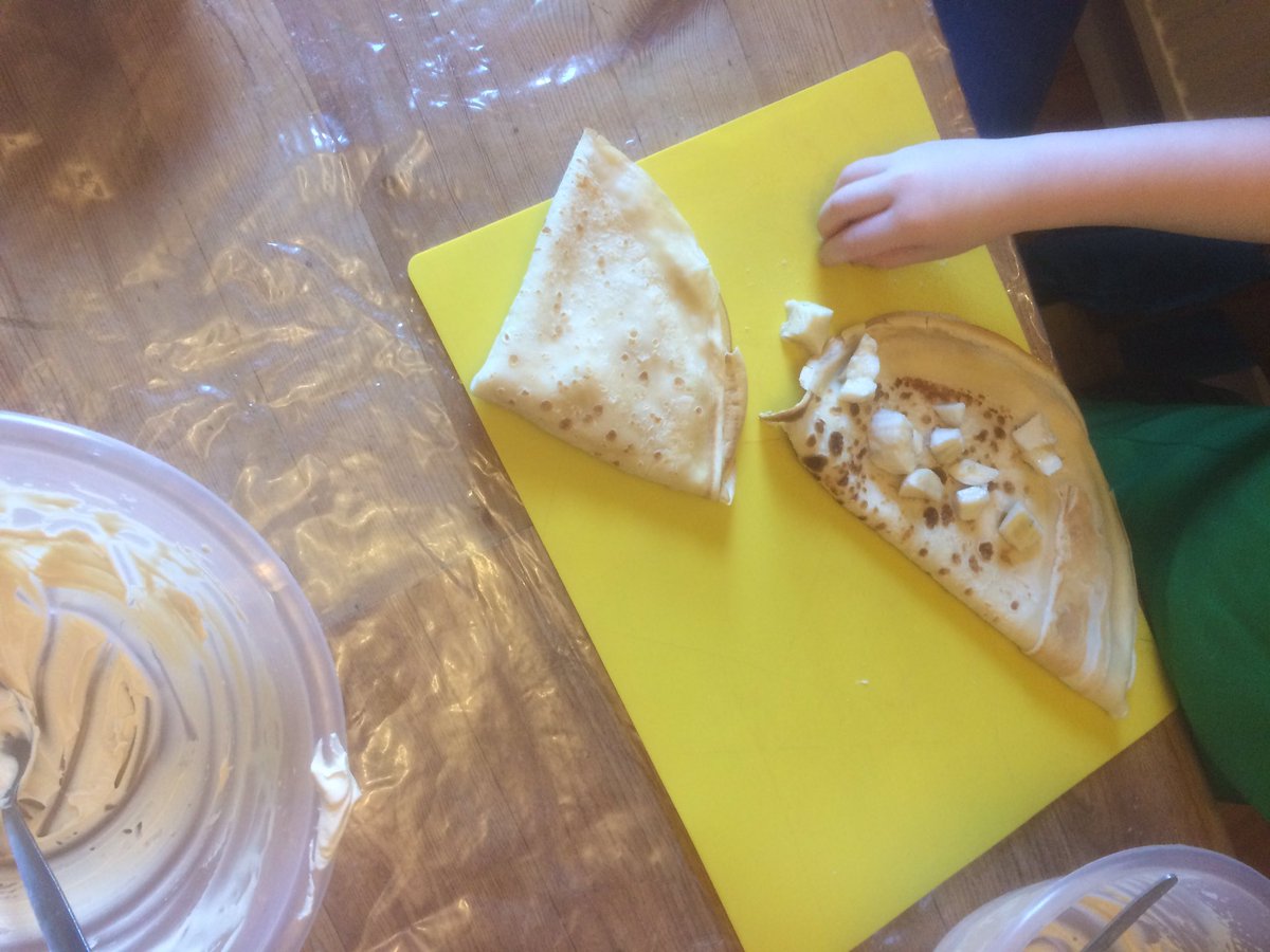 JayneMcbee's tweet photo. Fractions with pancakes. Tasty too #preschoolerfun https://t.co/S917DXuBrf