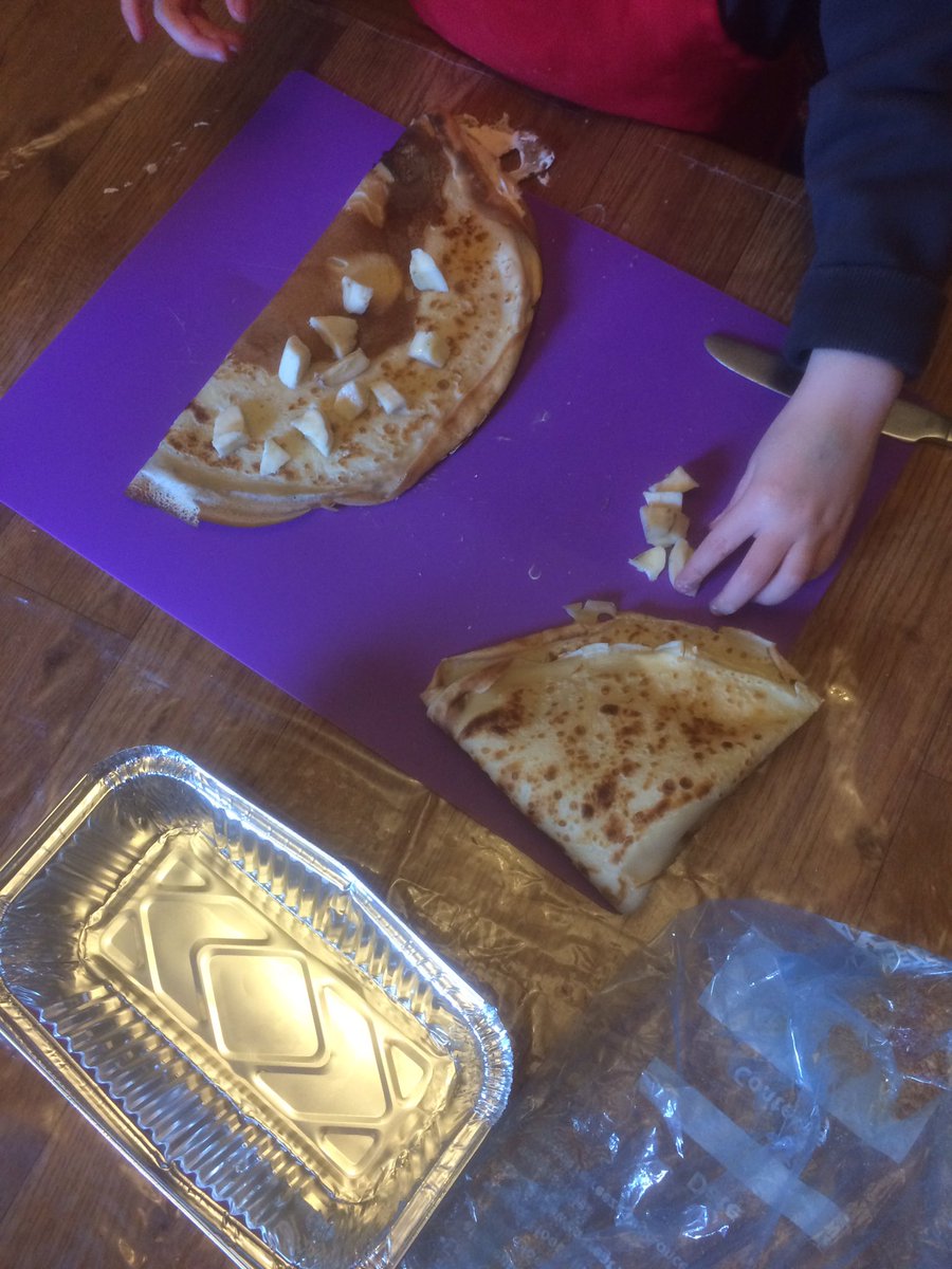 JayneMcbee's tweet photo. Fractions with pancakes. Tasty too #preschoolerfun https://t.co/S917DXuBrf