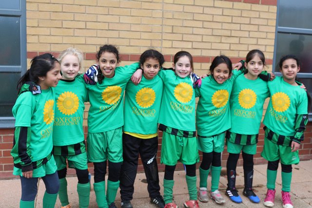 So many girls loving #football here in #oxford ⚽️#girlsontheball Thanks to <a href="/OfficialOUWFC/">Oxford United Women</a> <a href="/SummertStarsAFC/">Summertown Stars AFC</a> <a href="/ReedEducation/">Reed Education</a>
