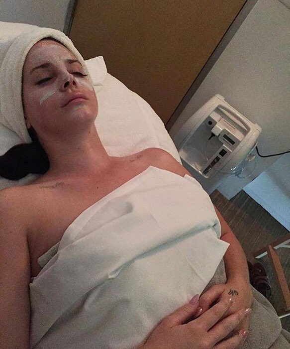 LDReyToday's tweet photo. *Lana's song leaks*

Fans: OMG SHE IS GONNA CRY SHE IS SO UPSET SHES GONNA COMMIT 

Lana: https://t.co/PrWPrB45XY