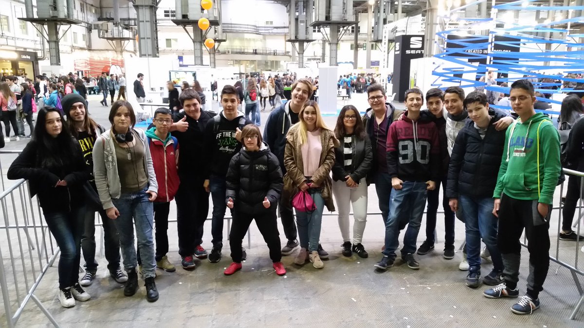 InstitutRoda's tweet photo. L'alumnat de 4t del #insrdb tombant pel #YoMoBCN #MWC2017 #Ciencia https://t.co/wEMaIM8aAx