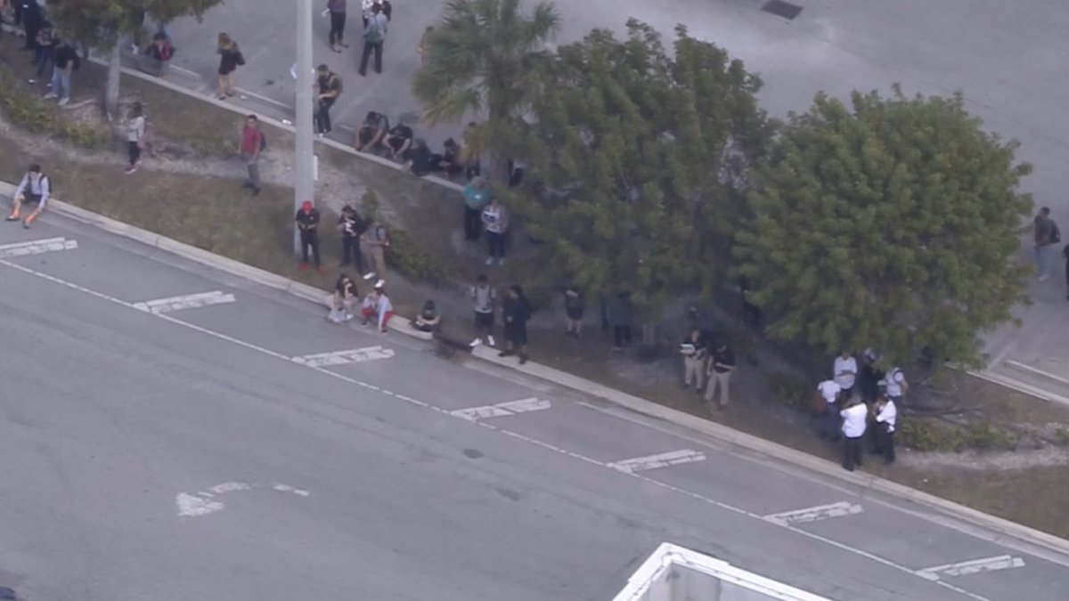 #BREAKING Miami-Dade College Hialeah campus evacuated after bomb threat bit.ly/2lQyeIv https://t.co/Kw9Lx6NO4H