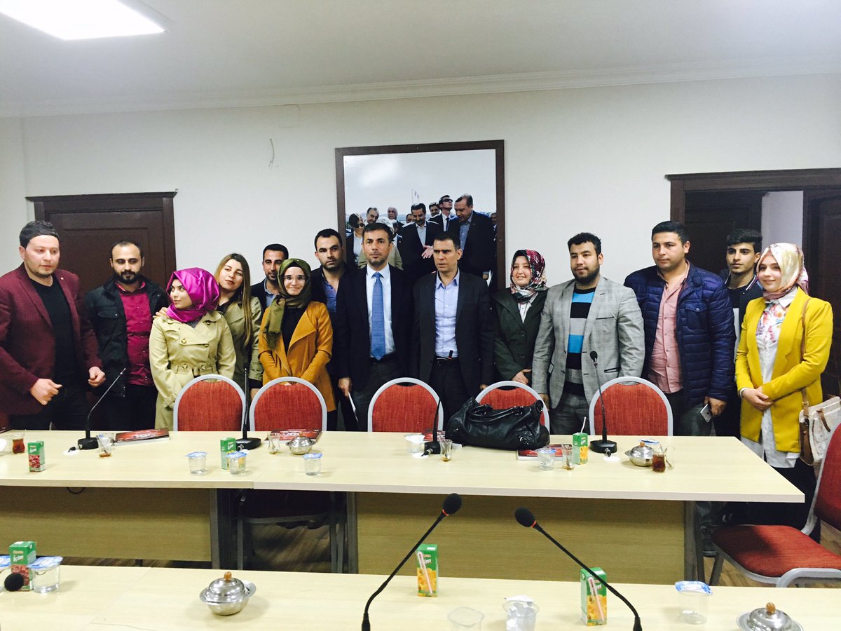 SKM il başkanlığımızı ziyaret eden akil gençlerimizle referandumu konuştuk. Kendilerini bu hassasiyetlerinden dolayı kutluyorum.