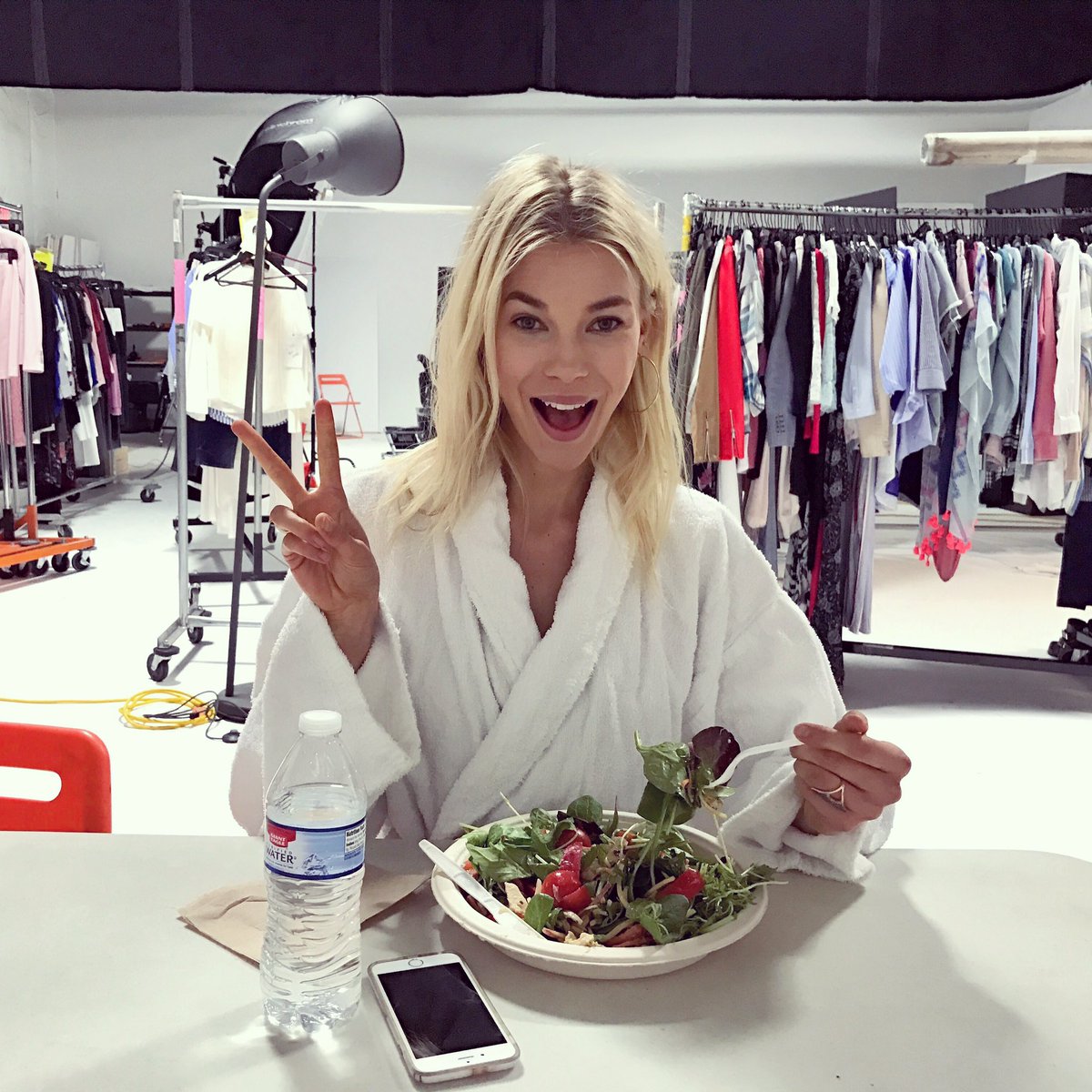 B_Maren's tweet photo. supes excited about my massive #salad 🥗 #robelyfe #setlife https://t.co/qaJhPUUZyD