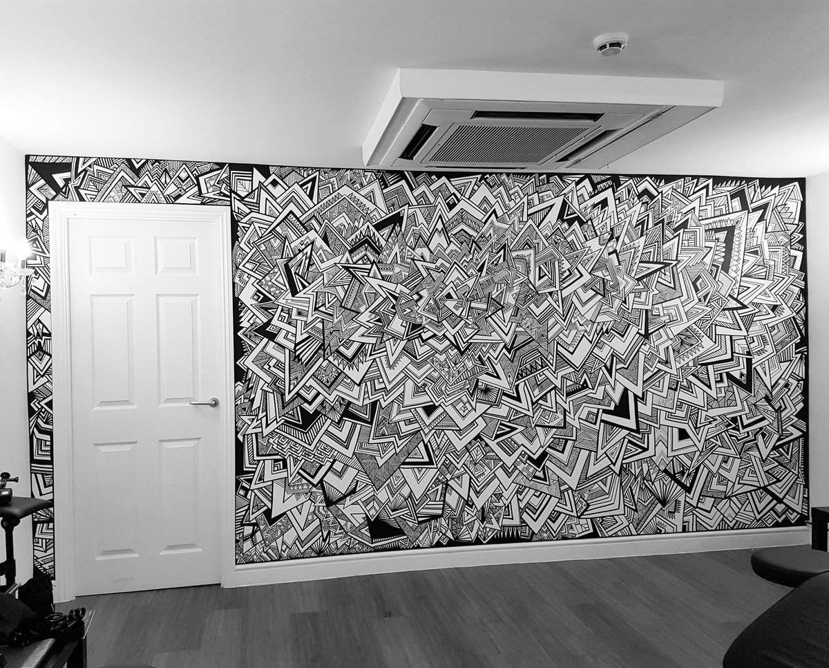 ROBBIEaDUNCAN's tweet photo. 19 hours of freehand mural work! 
#blackandwhite #mural #painting #linework #geometric #triangles #posca #pattern #trippy #line #lineart https://t.co/ehk2tUDEdR