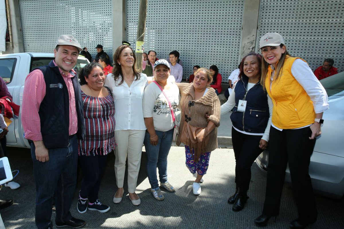 paula_hdz's tweet photo. En #Naucalpan un gusto saludar a familias #PROSPERA que recibirán escrituras por parte de la Sria. @Rosario_Robles_ #ViviendaParaProsperar https://t.co/VhTuonBhTm