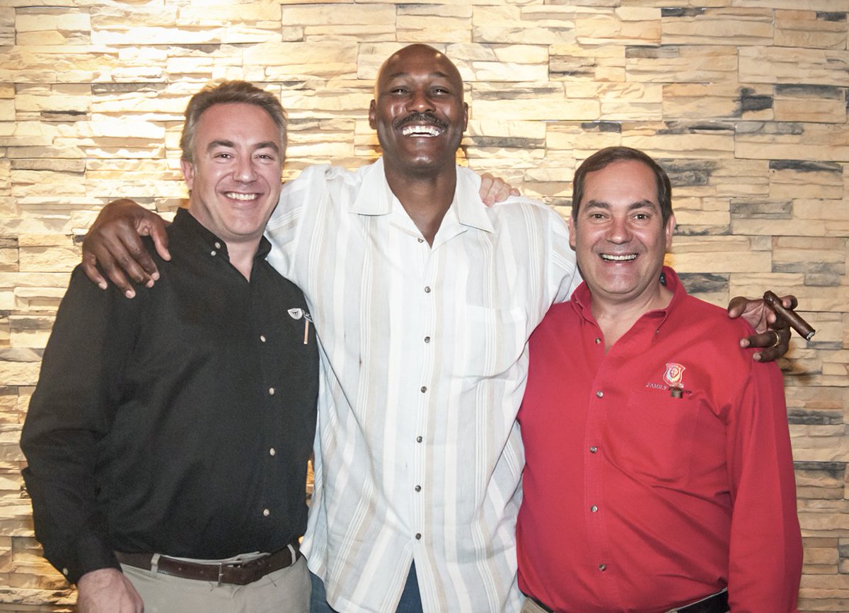 LaAuroraCigars's tweet photo. Karl Malone
Un amigo muy cercano y una gran persona!
#LaAuroraCigars #LaAuroraFactoryTour #KarlMalone https://t.co/4dP6Ijn0k8