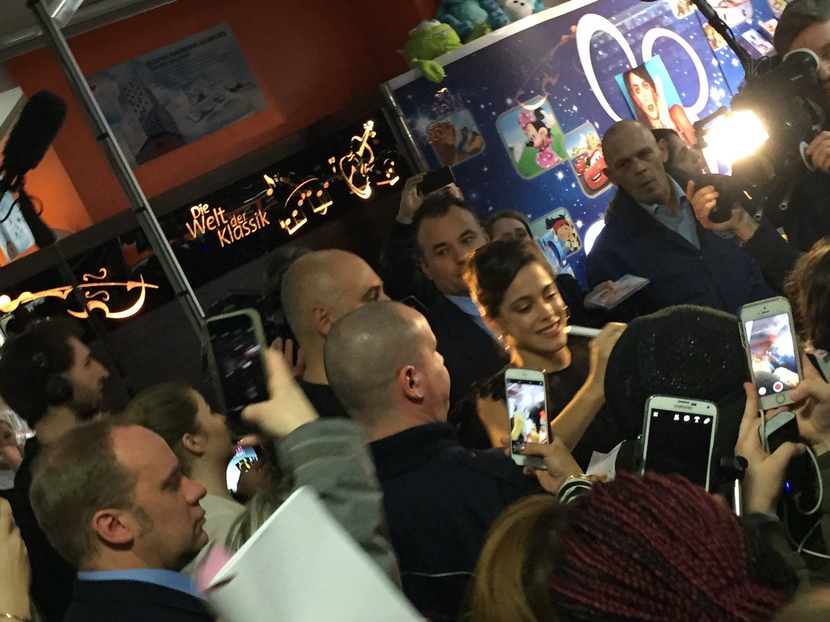 DarkTini's tweet photo. Tini arriving at her autograph session today https://t.co/xcpLM5vj8K