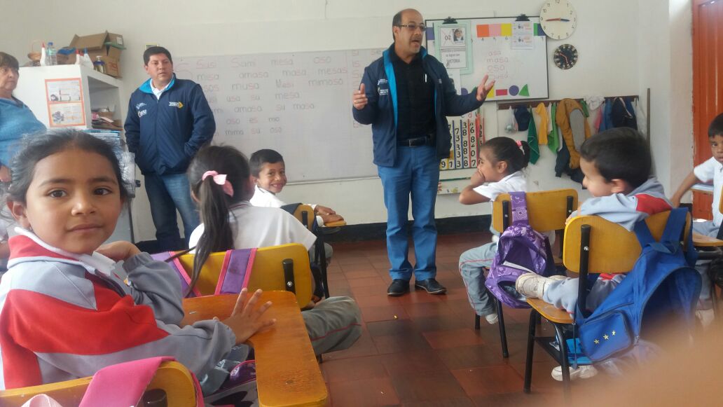 AnsvItboy's tweet photo. Continuamos sensibilización en #SeguridadVial en el Colegio Alejandro Humboldt con 306 alumnos de escolar y primaria #SalvemosVidasEnLaVía https://t.co/yKJeuRaPPo
