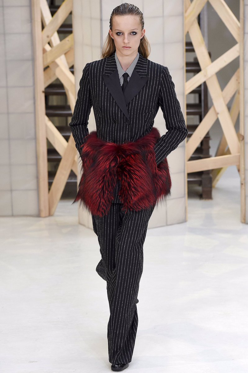 Shigeaki Arai Twitterissa lto 17aw シュルレアリスム的な服 というのか まるで自動書記で書かれた文章のよう 現実と夢が侵食しあって 陰鬱な空気ありながら 漂うクラシックな空気には不思議なエレガンスが 綺麗にまとめないこと これが新しい流れとして現代