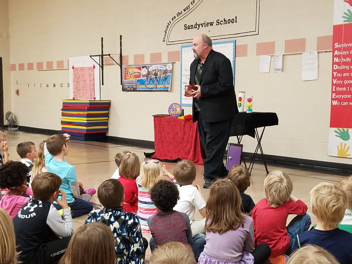 LisaSchreur's tweet photo. Enjoying a fun assembly at Sandyview...Reading is Magic. #Sandyviewstars https://t.co/5KM8BnlTq9