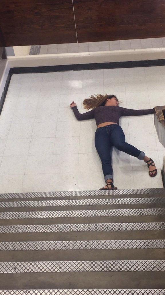 StealingHearts_'s tweet image. School has me like: