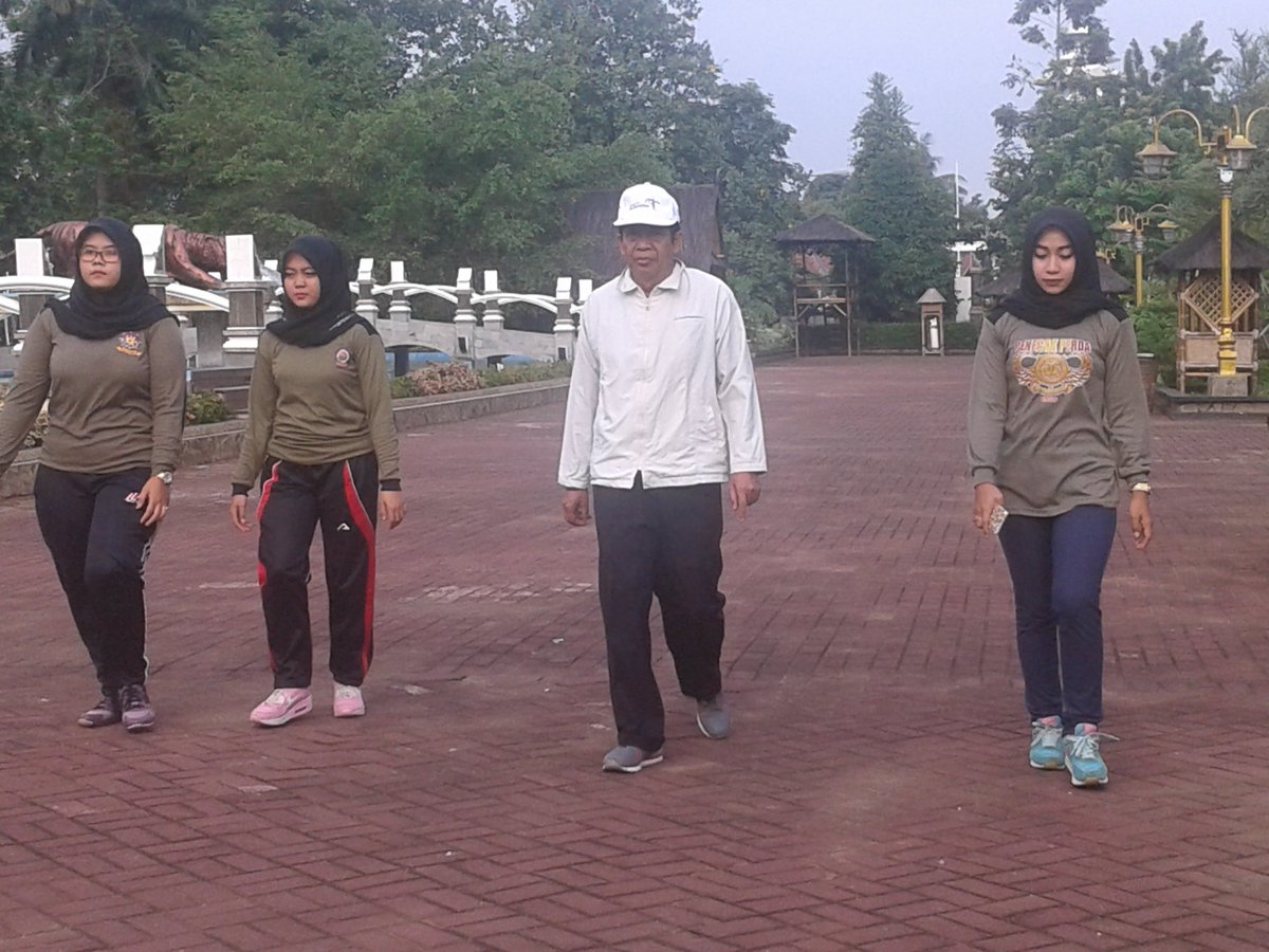 Koes59's tweet photo. @DediMulyadi71 Kasatpol PP berolahraga smbil memantau taman Pasanggrahan Padjadjaran kemudian lnjut ke Taman Air Mancur Sri Baduga. https://t.co/r9oc1ilGSK