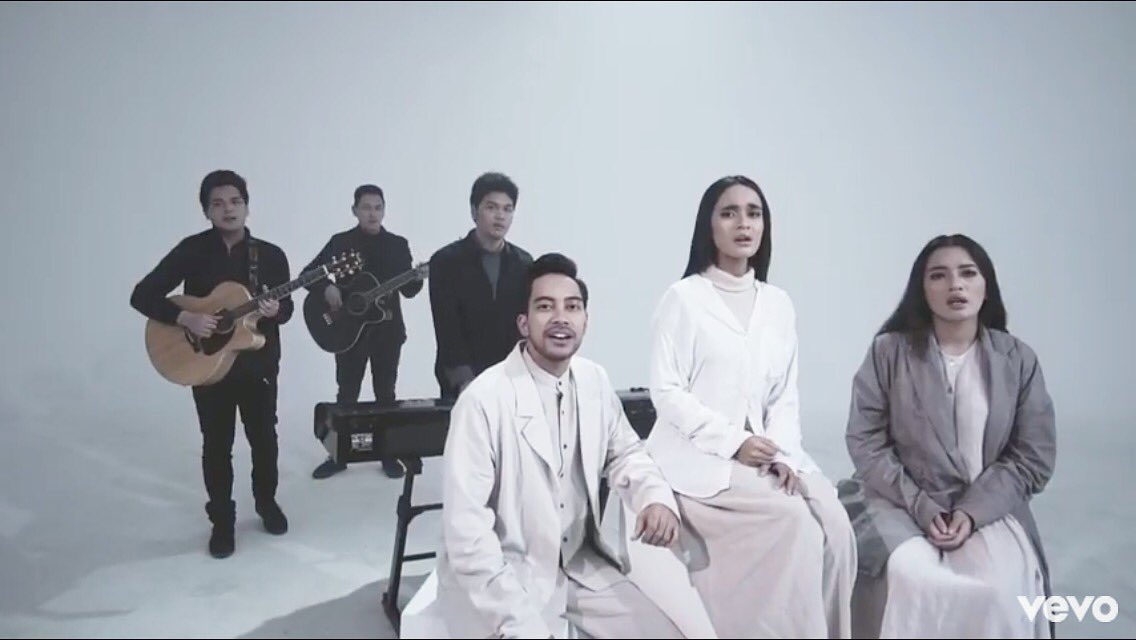 <a href="/GAC_music/">Gamaliél Audrey Cantika</a> ft. <a href="/TheOvertunes/">TheOvertunes</a> - Berlari Tanpa Kaki (Official Movie Video) youtu.be/NhRxMe-YzOA