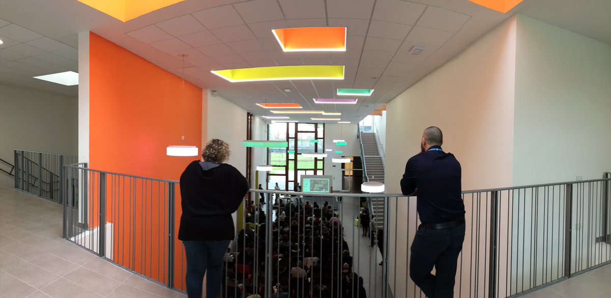 IlPrincipeTL's tweet photo. #TwLab 
Devo ammetterlo: la scuola @IC3_Modena è meravigliosa... mi ricorda la mia reggia! 
Grazie per l'ospitalità @danielebarca https://t.co/hByUEhWXqO
