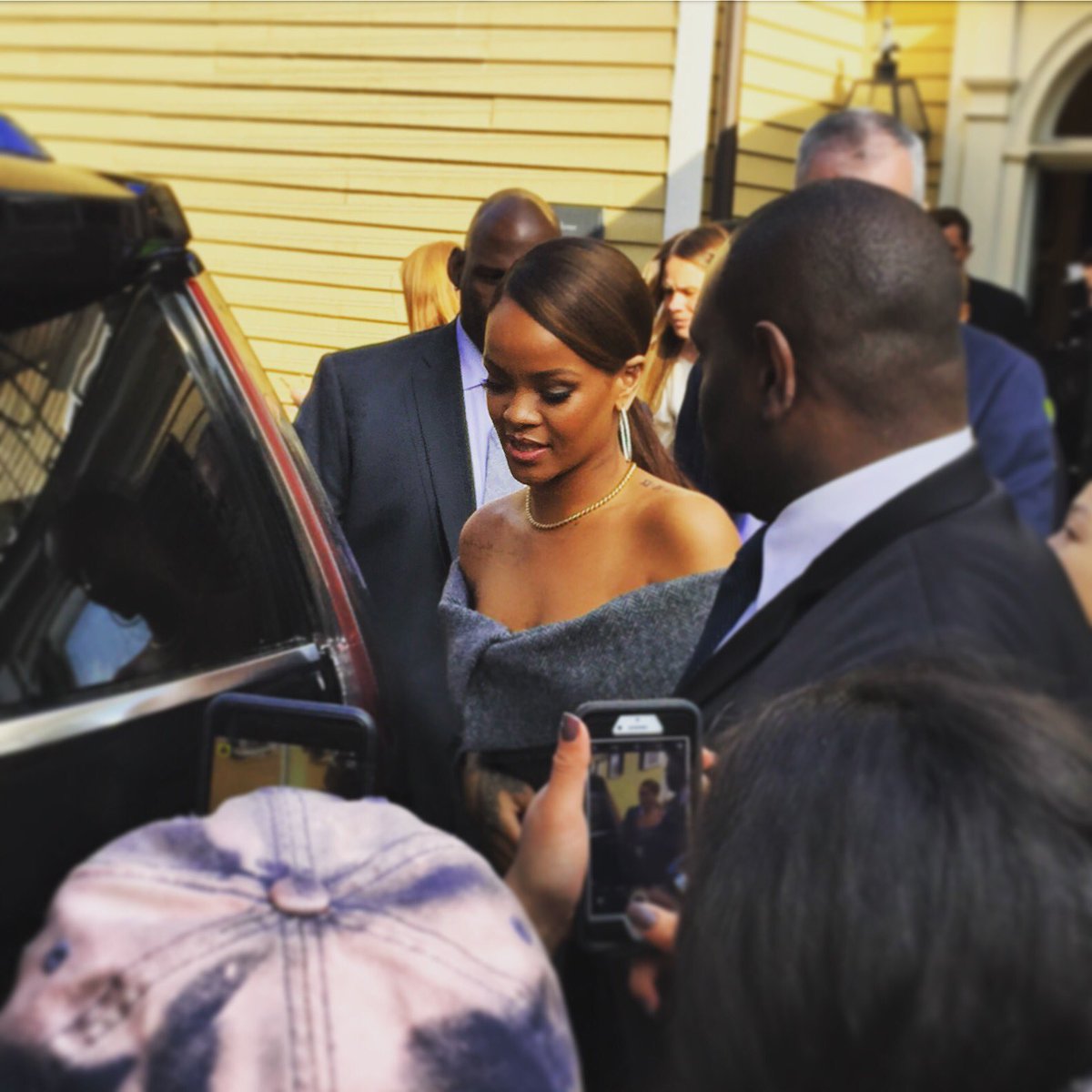 BrandonVM's tweet image. Just saw @rihanna at Harvard!! @RihannaDaily