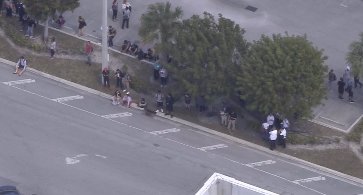 #UPDATE Miami Dade College Hialeah campus given the ALL-CLEAR after bomb threat bit.ly/2lQyeIv https://t.co/JunR1otfMo